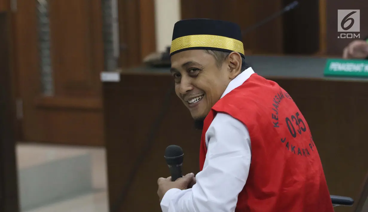 Terdakwa penyebaran berita bohong tentang 7 kontainer berisi surat suara Pemilu 2019 yang telah tercoblos, Bagus Bawana Putrasaat menjalani sidang perdana di PN Jakarta Pusat, Kamis (4/4). Bagus didakwa menyebarkan hoax itu melalui media sosial dan grup aplikasi perpesanan. (Liputan6.com/Helmi Fithr