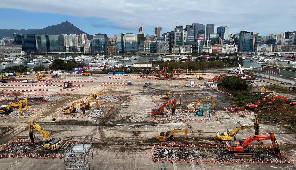 Lokasi konstruksi tempat fasilitas isolasi COVID-19 dibangun di Terminal Kapal Pesiar Kai Tak di Hong Kong, 23 Februari 2022. Warga Hong Kong semakin kesal dengan desakan untuk tetap berpegang pada strategi "nol-COVID" ketika kota itu mencatat rekor jumlah kasus baru lainnya. (AP Photo/Vincent Yu)