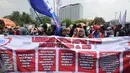 Ribuan buruh melakukan aksi di depan Istana Negara, Jakarta, Selasa (1/9/2015). Dalam aksinya mereka mengajukan beberapa tuntutan diantaranya perlindungan terhadap serbuan tenaga kerja asing di Indonesia. (Liputan6.com/Helmi Fithriansyah)