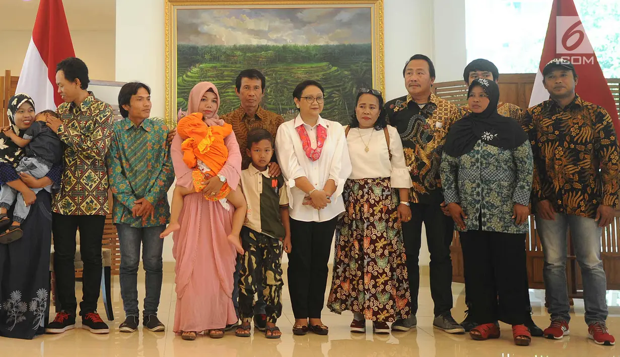 Menteri Luar Negeri RI Retno Marsudi foto bersama dengan enam ABK dan keluarganya di Gedung Kemenlu, Jakarta (2/4). Kemenlu RI berhasil membebaskan enam ABK asal Indonesia yang disandera di wilayah konflik Benghazi, di Libya. (Merdeka.com/Arie Basuki)