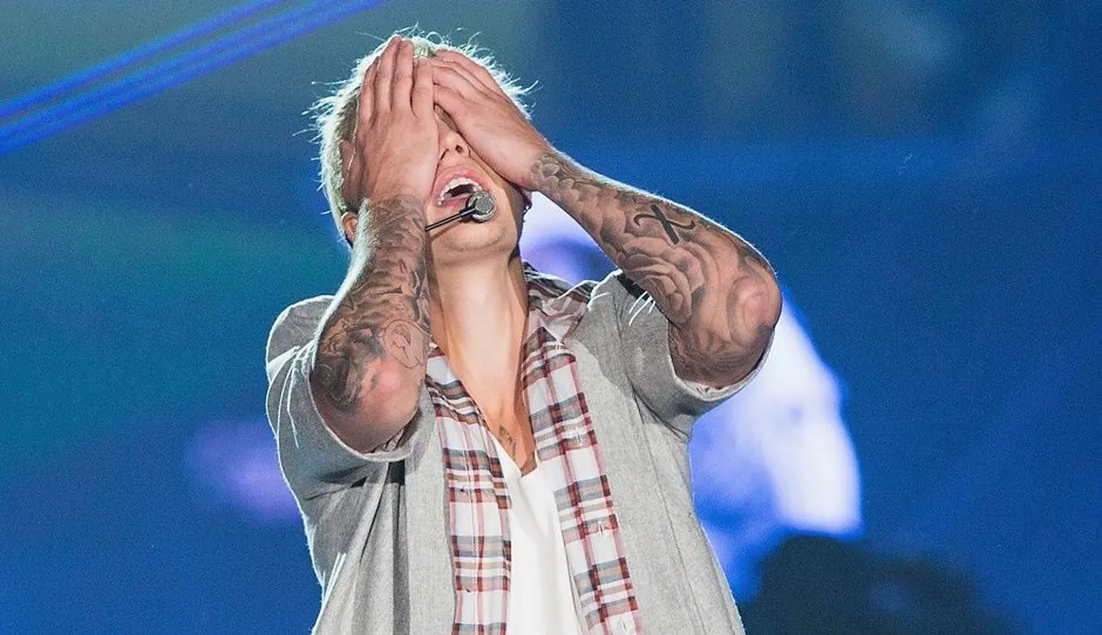 Dilansir dari TMZ, Justin Bieber terlihat seperti tengah menangis. (The Inquisitr)