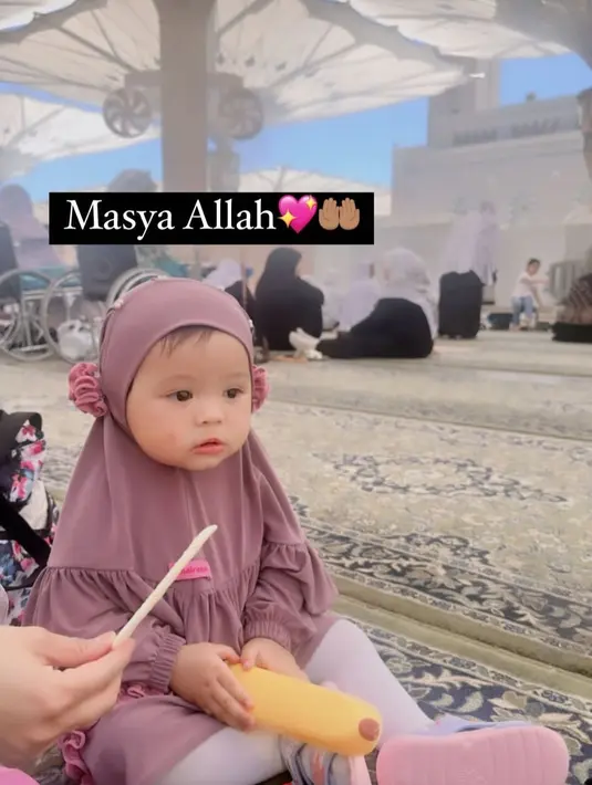 Ameena pun terlihat lucu ketika menggunakan pakaian serba tertutup dan berhijab  [Instagram/attahalilintar]