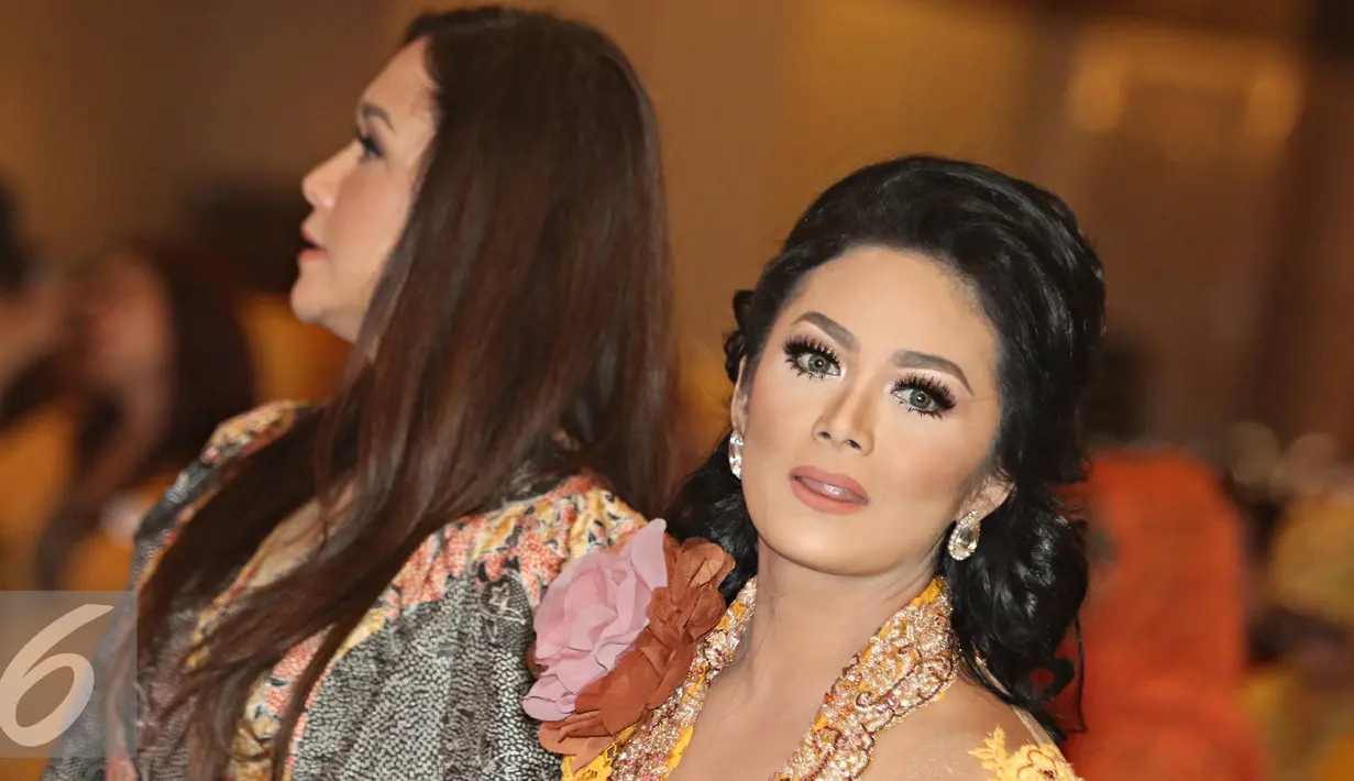 Penyanyi Maia Estianty (kiri) bersama Krisdayanti hadir dalam acara pembukaan Munas I Srikandi Hanura di Jakarta, Senin (30/5). Acara tersebut diadakan dalam rangka perayaan 5 tahun Srikandi Hanura. (Liputan6.com/Immanuel Antonius)
