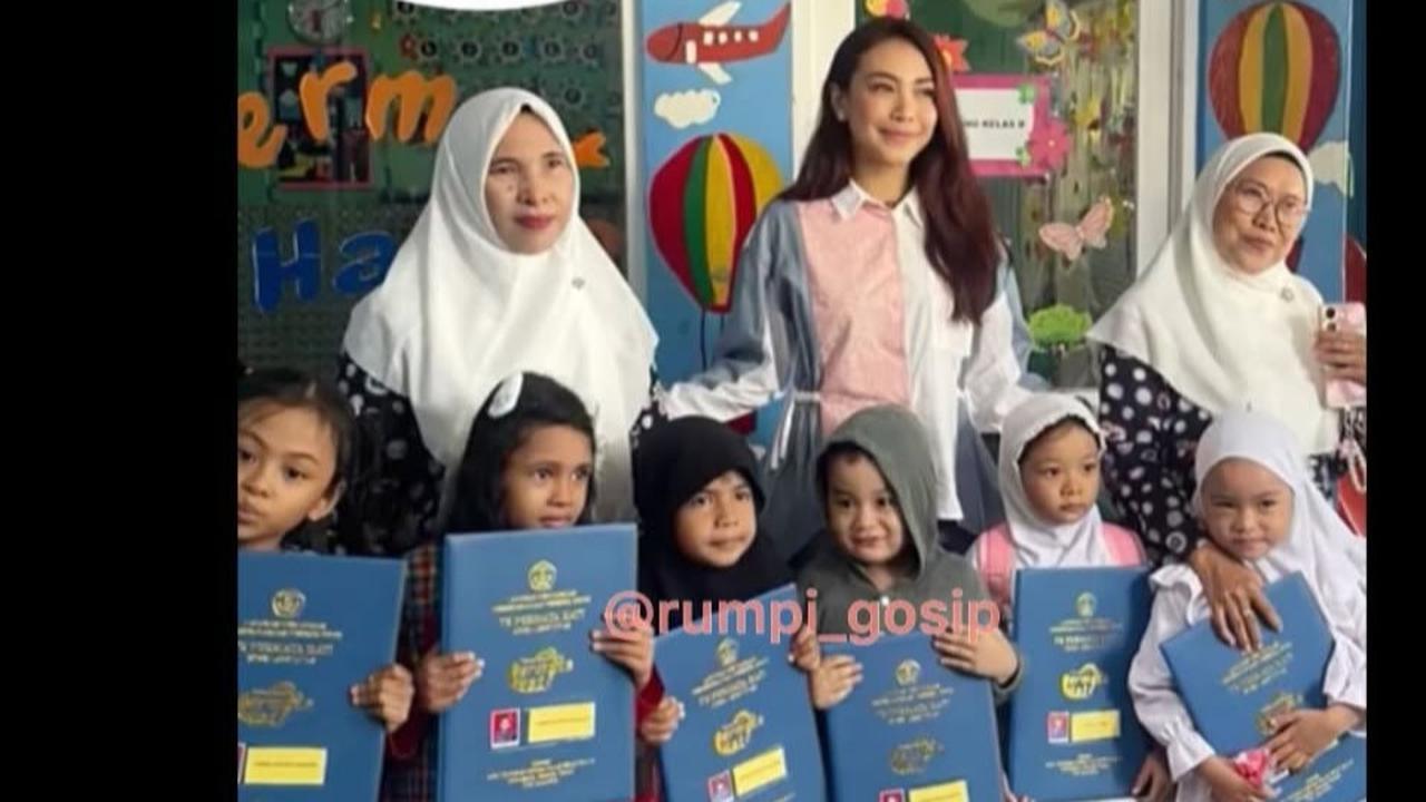 Ingat Pemain FTV Dea Lestari? Selain Jadi Artis Ternyata Juga Kepala Sekolah - Momen Sibuk Tanda Tangan Rapor Disorot