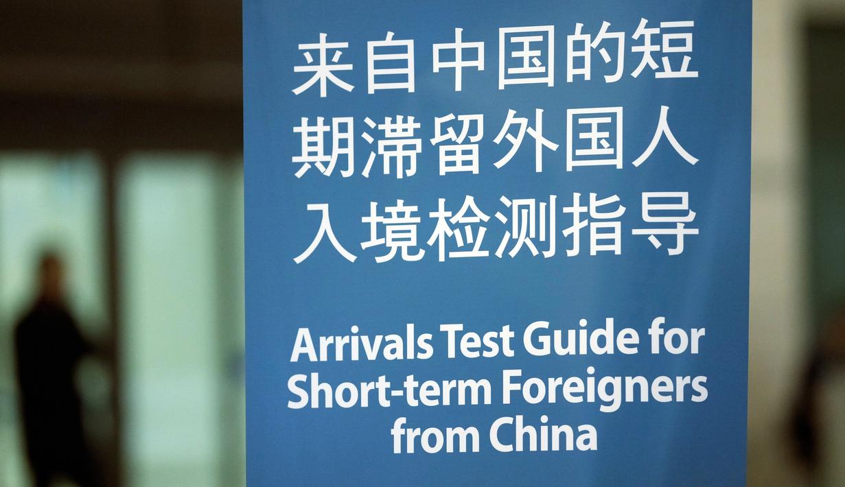 Sebuah tanda untuk pusat pengujian COVID-19 terlihat di Bandara Internasional Incheon, Incheon, Korea Selatan, Jumat (10/2/2023). Korea Selatan mengatakan akan menghapus pembatasan masuk yang diberlakukan pada pelancong jangka pendek dari China sejak awal tahun karena para pejabat melihat situasi COVID-19 di negara itu mulai stabil. (AP Photo/Lee Jin-man)