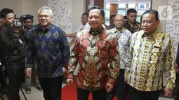 Mendagri, Tito Karnavian (tengah), Ketua KPU Arief Budiman (kiri) dan Ketua Bawaslu Abhan jelang Serah Terima Data Penduduk Potensial Pemilih Pemilihan (DP4) untuk Pemilihan Serentak 2020 di Jakarta, Kamis (23/1/2020). Kemendagri menyerahkan DP4 dengan jumlah 105 juta. (Liputan6.com/Herman Zakharia)