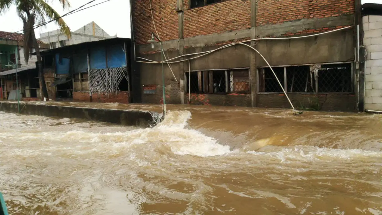Banjir di Perumahan Cahaya Kemang Permai, Kota Bekasi akibat tanggul Anak Kali Cakung Jebol. (Liputan6.com/Luqman Rimadi)