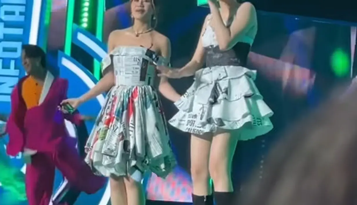 Tampilan cantik Aaliyah Massaid ditutup dengan heels hitam silver pendek dan kalung bermata ruby. [@sctv]