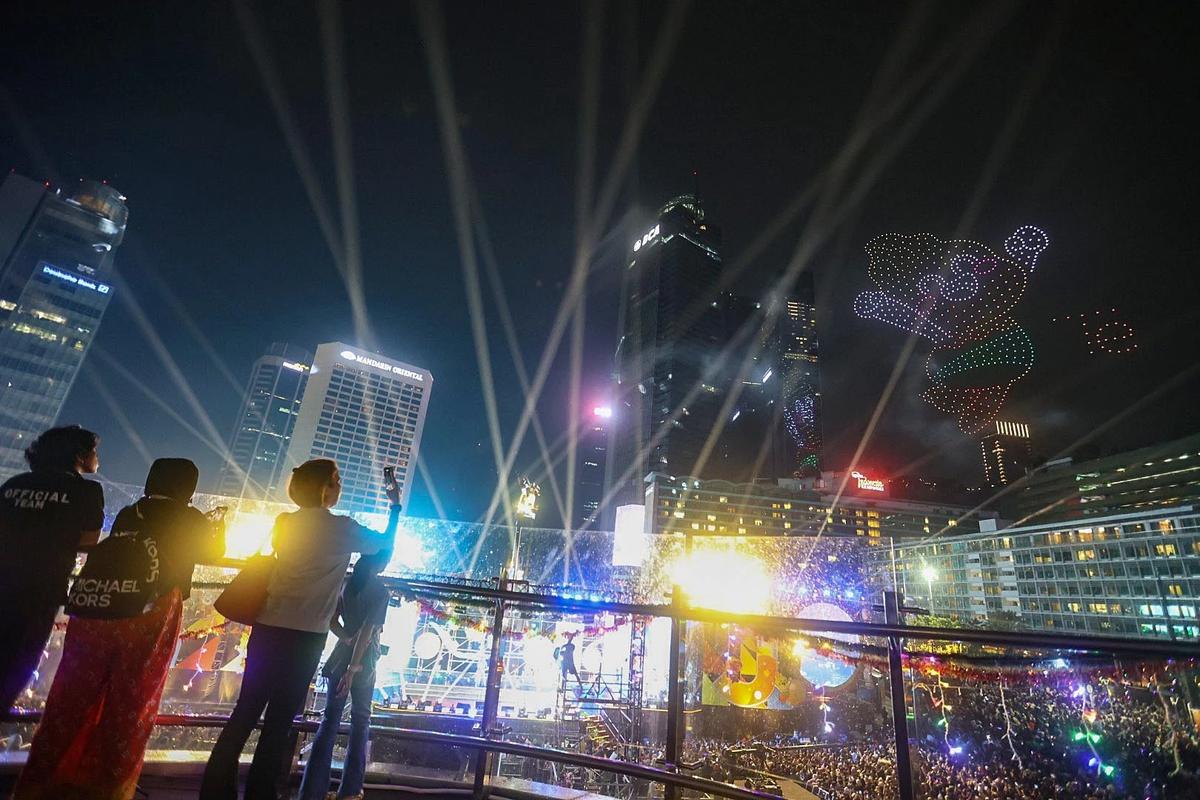 FOTO: Pertunjukan Drone Warnai Malam Tahun Baru 2026 di Bundaran HI