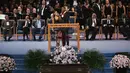 Ariana Grande mendengar Uskup Charles H. Ellis III berbicara dalam upacara pemakaman Aretha Franklin di Greater Grace Temple, Detroit, Michigan, AS, Jumat (31/8). Dugaan pelecehan Uskup Charles terhadap Ariana viral di internet. (Angela Weiss/AFP)