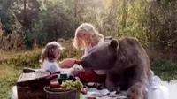 Fotografer Rusia sukses mengabadikan putrinya berpiknik bersama beruang, hingga anjing di Tiongkok tersenyum saat difoto.