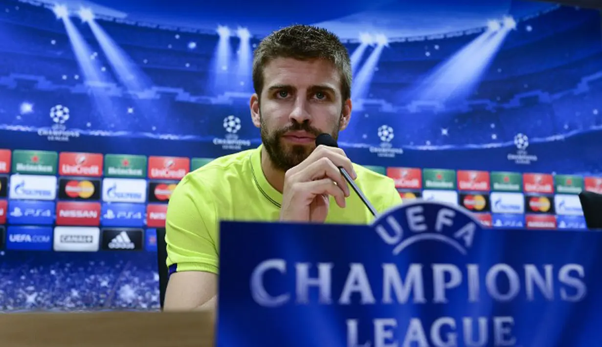 Pemain belakang Barcelona, Gerard Pique, memberikan keterangan pada pewarta di Pusat Olahraga FC Barcelona Joan Gamper di St Joan Despi, (16/9/2014). (AFP PHOTO/Josep Lago)
