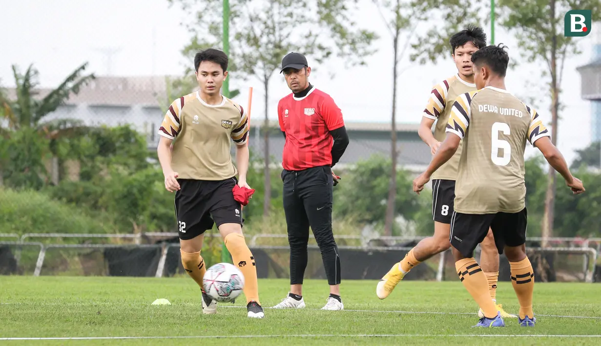 Jadwal latihan mereka juga disesuaikan saat bulan Ramadhan ini dengan dimulai pada sore hari, yaitu pada pukul 04.00 WIB hingga 05.00 WIB. (Bola.com/Bagaskara Lazuardi)