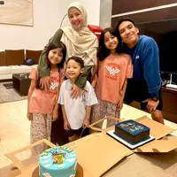 Desta, Natasha Rizky, dan Tiga Buah Hatinya (Instagram/desta80s)