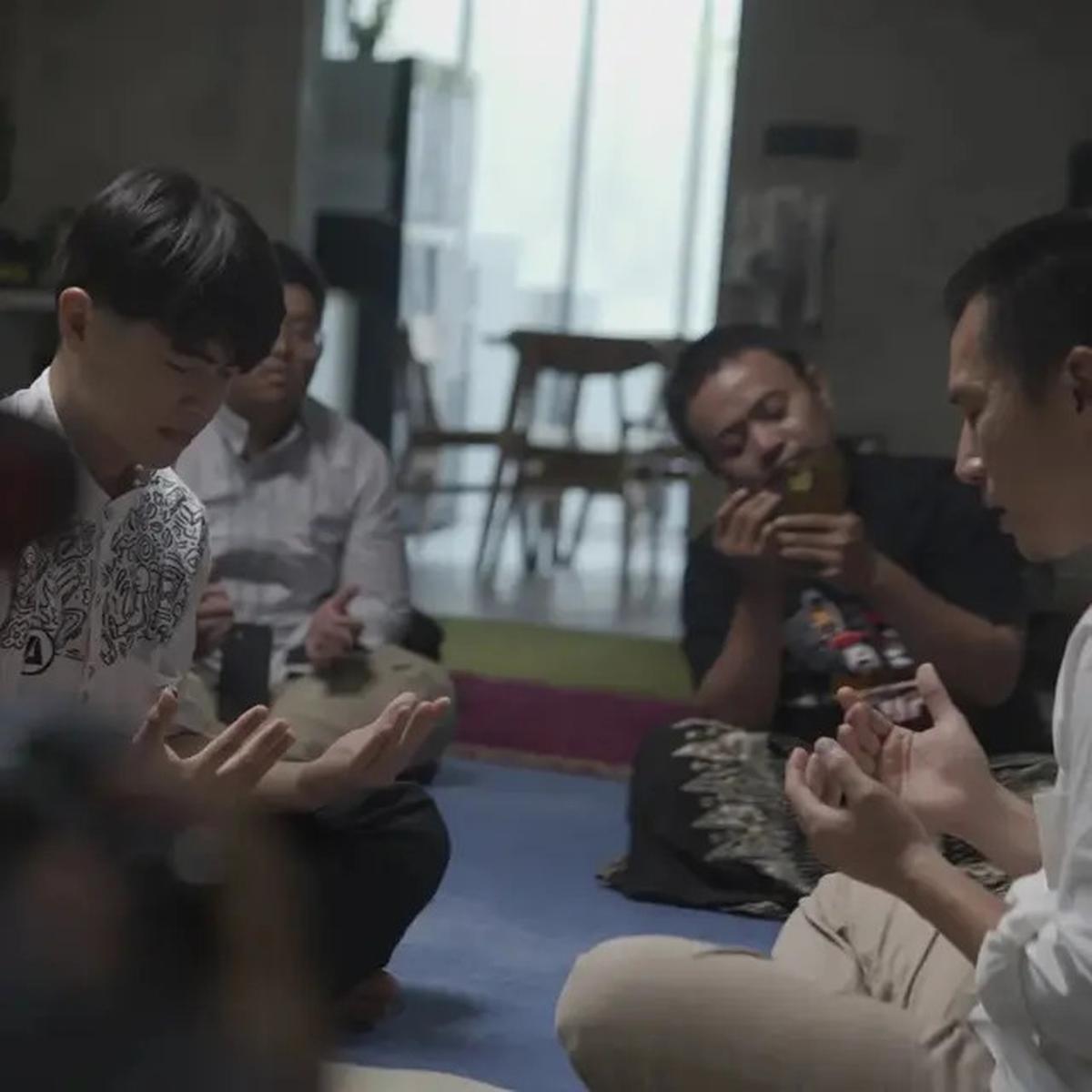 7 Potret Steven Wongso Resmi Mualaf, Syahadat Dibimbing Ustaz Felix Siauw