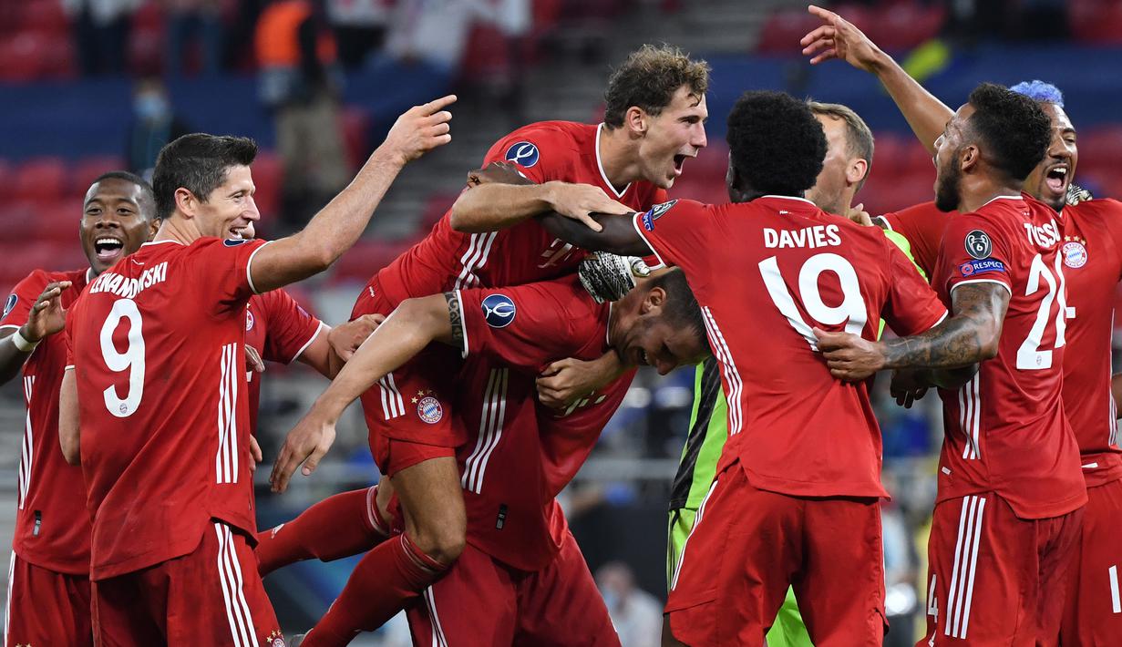 Pemain Bayern Munchen merayakan kemenangan atas Sevilla pada laga Piala Super Eropa 2020 di Puskas Arena, Budapest, Jumat (25/9/2020) dini hari WIB. Bayern Munchen menang 2-1 atas Sevilla. (AFP/Tibor Illyes/pool)
