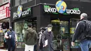 Suasana toko Weed World yang ramai dikunjungi pelanggan yang akan membeli ganja di New York (31/3/2021). Pengesahan tersebut dibuat setelah Gubernur New York Andrew Cuomo menandatangani undang-undang yang melegalkan ganja pada 31 Maret 2021. (AFP/Kena Betancur)