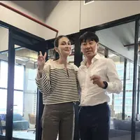 Shin Tae-young selalu tampil stylish di ragam kesempatan. Ia kerap kenakan kemeja, celana bahan, dan paduan sneakers untuk pesona gaya yang menjanjikan. [Foto: Instagram/ Shin Tae-young]