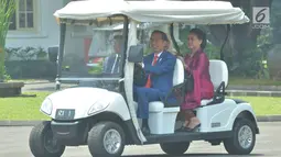 Presiden Joko Widodo mengemudikan mobil golf bersama Raja Abdullah Raja Malaysia Yang Dipertuan Agong XVI Al-Sultan Abdullah di Istana Bogor Jawa Barat, Selasa (27/8/2019). Keduanya akan membahas empat poin untuk menguatkan hubungan Indonesia dan Malaysia. (Liputan6.com/Pool/Seskab:Abdurahma)