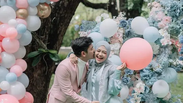 8 Tampilan Seleb Hadiri Acara Gender Reveal Anak Pertama Ria Ricis, dari Lesti Kejora hingga Aurel Hermansyah