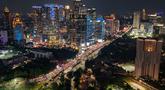 Foto udara memperlihatkan suasana malam gedung-gedung bertingkat di kawasan Sudirman, Jakarta, Selasa (7/4/2026). Gubernur DKI Jakarta Pramono Anung mengatakan, pada Sabtu 4 April 2026, akan mewajibkan gedung dengan ketinggian lebih dari empat lantai untuk terhubung dengan kamera pengawas (CCTV) milik pemerintah provinsi. (merdeka.com/Arie Basuki)