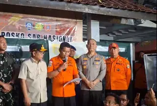 Kepala Basarnas Banten, Al Amrad sebut pencarian 5 jurnalis hilang di Selat Sunda diperpanjang 3 hari