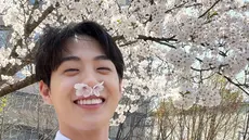 Artis pendatang baru Kim Hyun Jin punya cara sendiri saat berpose dengan pepohonan cherry blossoms. Aktor drakor Cheerup ini memasukkan dua kelopak bunga ke masing-masing lubang hidungnya. Di salah satu unggahannya, terungkap bahwa ternyata ia meniru pose serupa dari seekor anjing golden retriever. Ada-ada saja, ya...