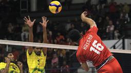 Pemain Timnas voli putra Indonesia U-20, Krisna melepaskan spike saat menghadapi India pada laga perempatfinal Kejuaraan Bola Voli Asia Putra AVC U-20 2024 di Jawa Pos Arena Surabaya, Sabtu (27/7/2024) malam. Timnas voli putra Indonesia U-20 menang 3-1 (25-20, 25-23, 16-25 dan 25-18). (Dok. PBVSI)