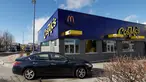 Restoran khusus drive-thru CosMc pertama terlihat di Bolingbrook, Illinois pada 9 Desember 2023. (KAMIL KRZACZYNSKI / AFP)