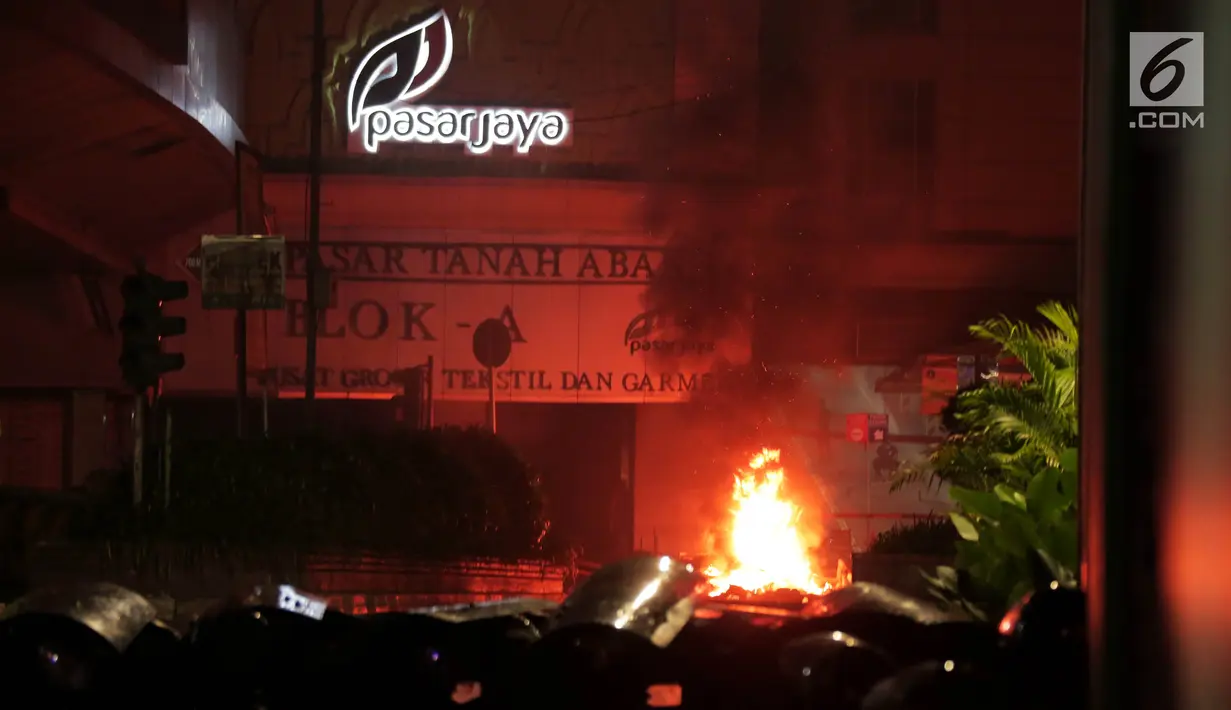 Massa melakukan perlawanan dan membakar barang di sekitar Pasar Jaya Blok A, Tanah Abang, Jakarta Pusat, Rabu (22/5/2019). Massa pengunjuk rasa berada di kawasan tersebut setelah terus dipukul mundur oleh aparat dari kawasan gedung Bawaslu. (Liputan6.com/Gempur M Surya)