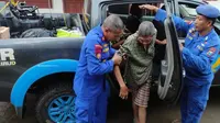 Petugas membantu warga yang menjadi korban banjir di Mojokerto. (Istimewa)