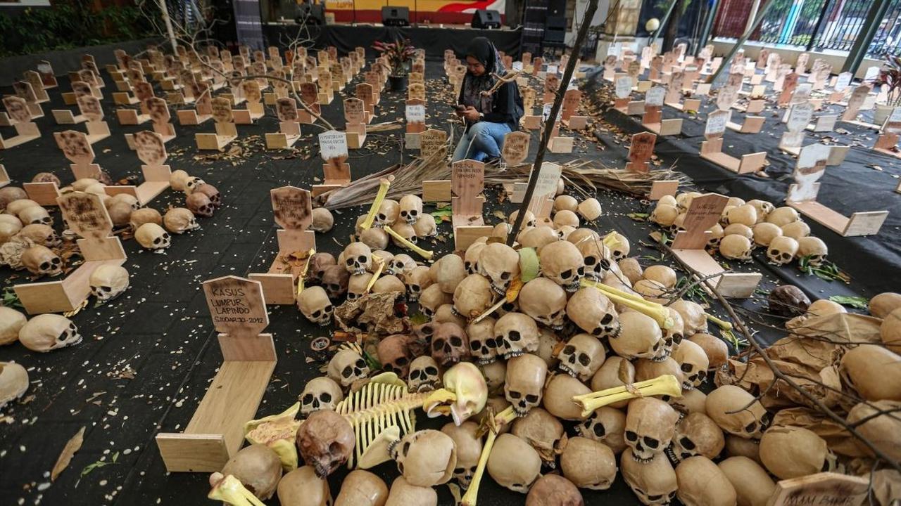 FOTO: Napak Tilas Pelanggaran HAM Orde Baru, Ribuan Tengkorak dan Nisan Bertebaran di Peringatan 26 Tahun Reformasi