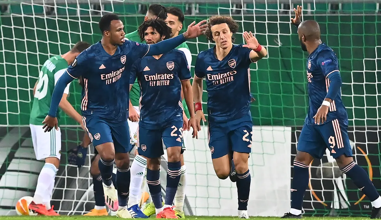 Pemain Arsenal merayakan gol yang dicetak David Luiz ke gawang Rapid Vienna pada laga Grup B Liga Europa 2020/2021 di Allianz Stadion, Kamis (22/10/2020) malam WIB. Arsenal menang 2-1 atas Rapid Vienna. (AFP/Joe Klamar)