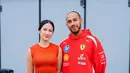 Pevita Pearce semakin menunjukkan ketertarikannya dengan dunia balap mobil. Tak hanya nonton balapan F1 di kursi terdepan, ia berkesempatan bertemu sang idola, Lewis Hamilton [@pevpearce]
