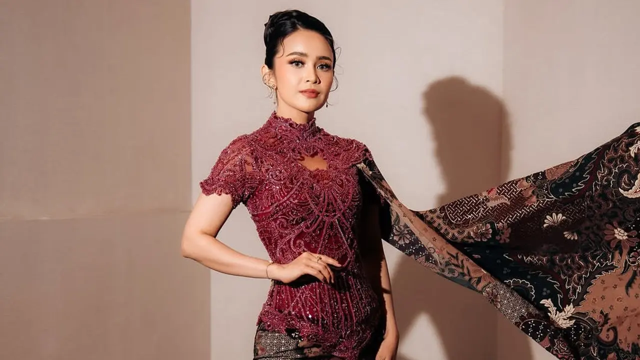 Michelle Ziudith tampil modern dengan kebaya