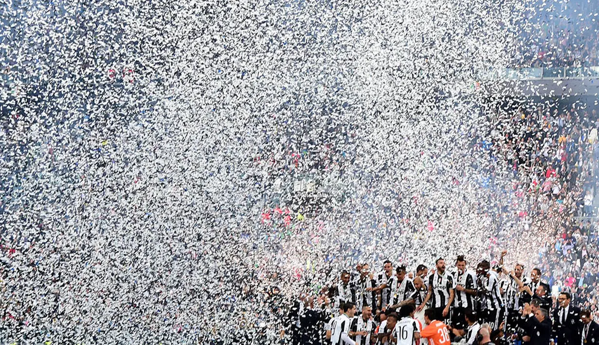Kemeriahan mewarnai pesta scudetto Juventus yang sukses secara beruntun untuk kelima kalinya. (AFP/Giuseppe Cacace)