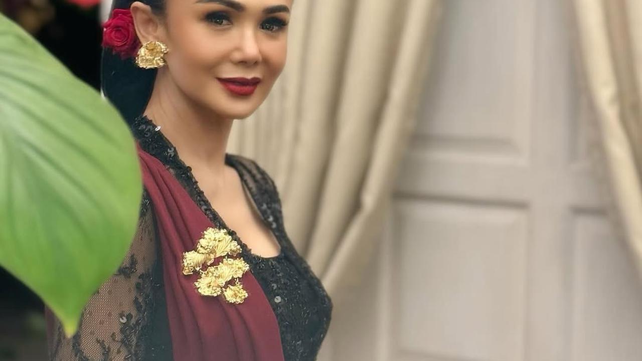 7 Potret Cantik Yuni Shara dengan Kebaya dan Baju Adatnya, Bisa Jadi Inspirasi Tampil Elegan