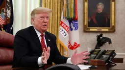 Presiden AS Donald Trump berbicara dengan prajurit militer melalui konferensi video di Gedung Putih, Selasa (25/12). Trump mengucapkan selamat Natal kepada para prajurit. (AP Photo/Jacquelyn Martin)