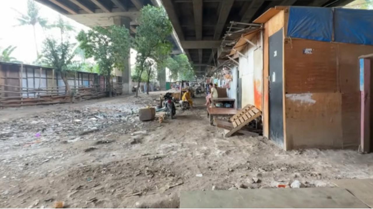 Rumah di Bawah Kolong Jalan Tol