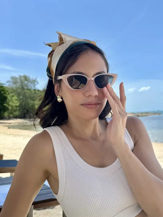 Dengan scarf dan kacamata cat eye, gaya Pevita begitu memikat.  [Foto: Instagram/ Pevita Pierce]