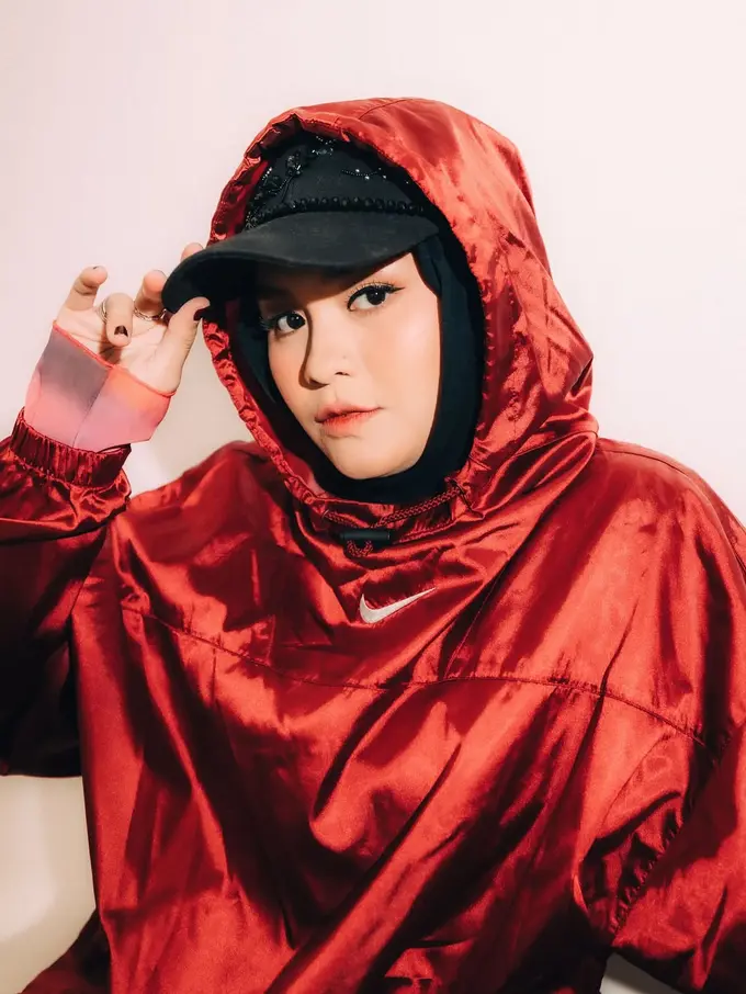 Jadi Ibu Satu Anak, Salma Salsabil Tampil Edgy dengan Paduan Hoodie dan Hijab