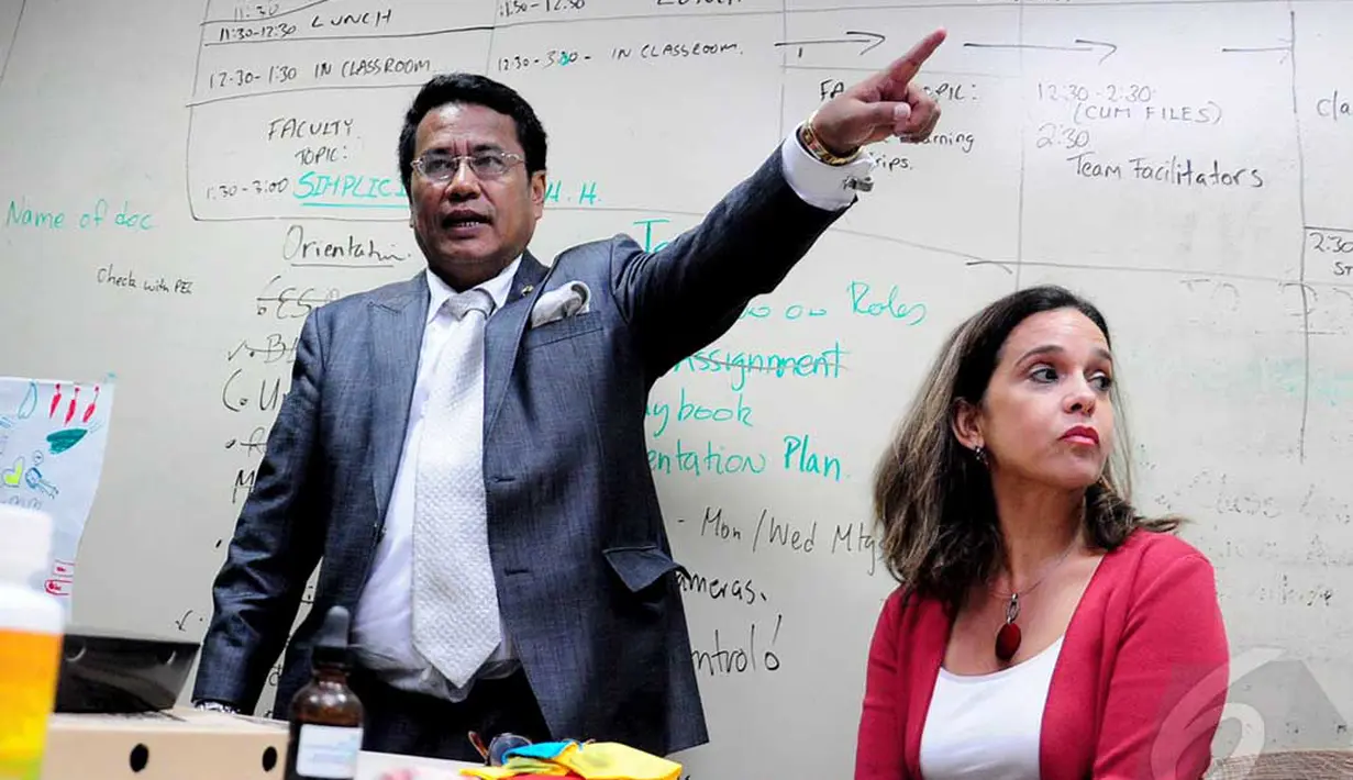 Hotma Paris Hutapea selaku kuasa hukum dari Jakarta Internasional School (JIS) mendampingi kliennya, Ia menunjukkan ruang yang diduga orangtua murid sebagai ruang pelecehan seksual, Jakarta, Jumat (13/6/2014) (Liputan6.com/Faizal Fanani)