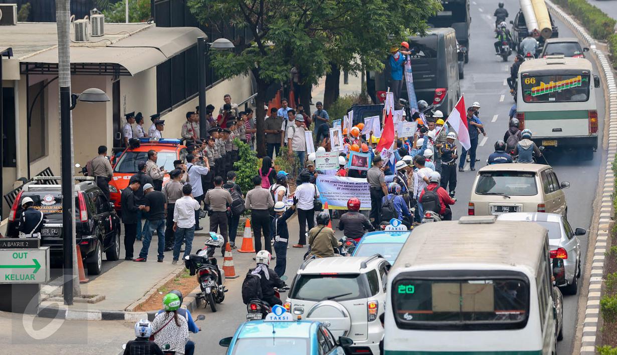 Para vendor dari sejumlah perusahaan menggelar demo di depan Kedubes Arab Saudi, Jakarta, Rabu (7/10). Aksi menuntut pembayaran hutang tersebut menyebabkan kemacetan lalu lintas di sekitar Jalan MT Haryono. (Liputan6.com/Faizal Fanani)