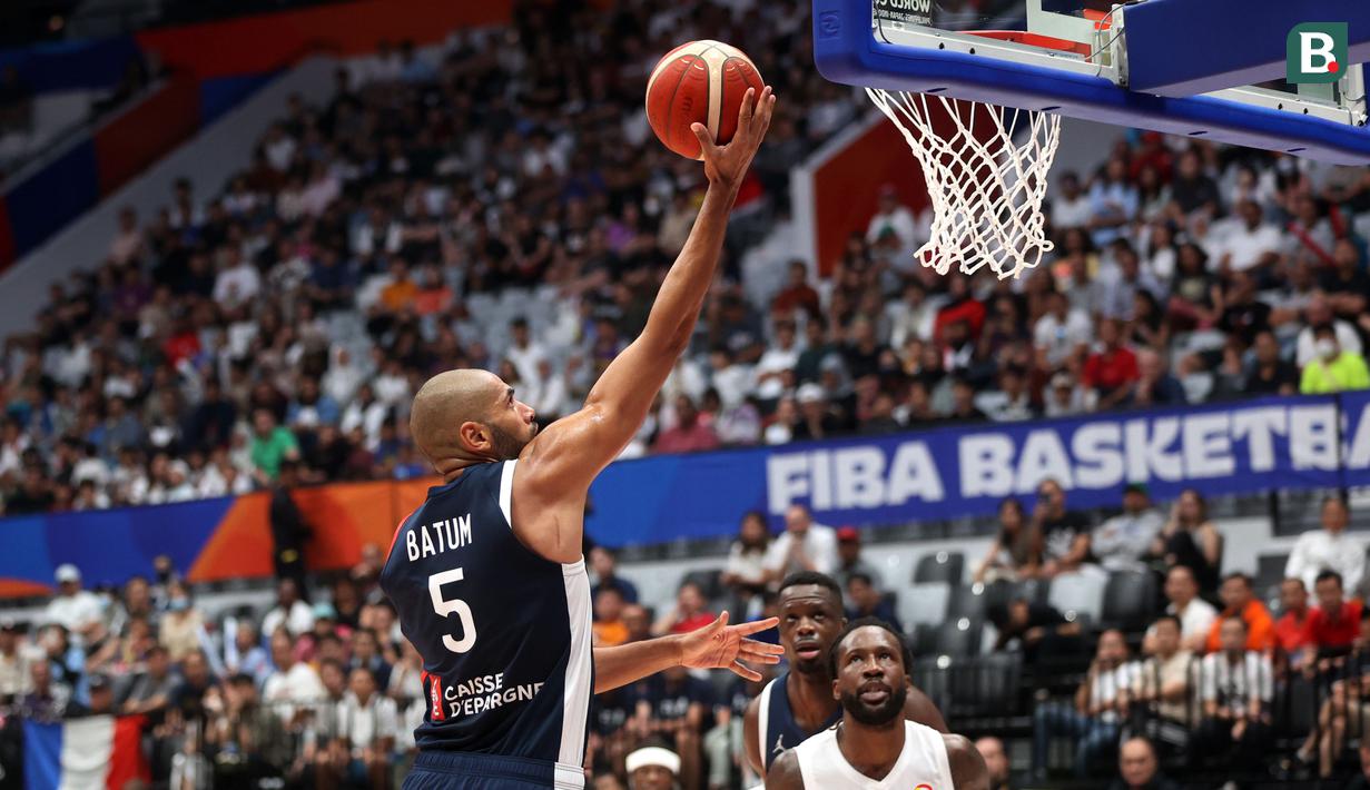 Pebasket Prancis, Sylvain Francisco, melakukan lay up saat melawan Pantai Gading pada pertandingan FIBA World Cup 2023 di Indonesia Arena, Sabtu (2/9/2023). Prancis menang dengan skor 87-77. (Bola.com/M Iqbal Ichsan)