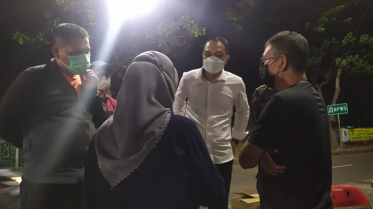 Eri Cahyadi memantau langsung tes antigen di Jembatan Suramadu. (Dian Kurniawan/Liputan6.com)