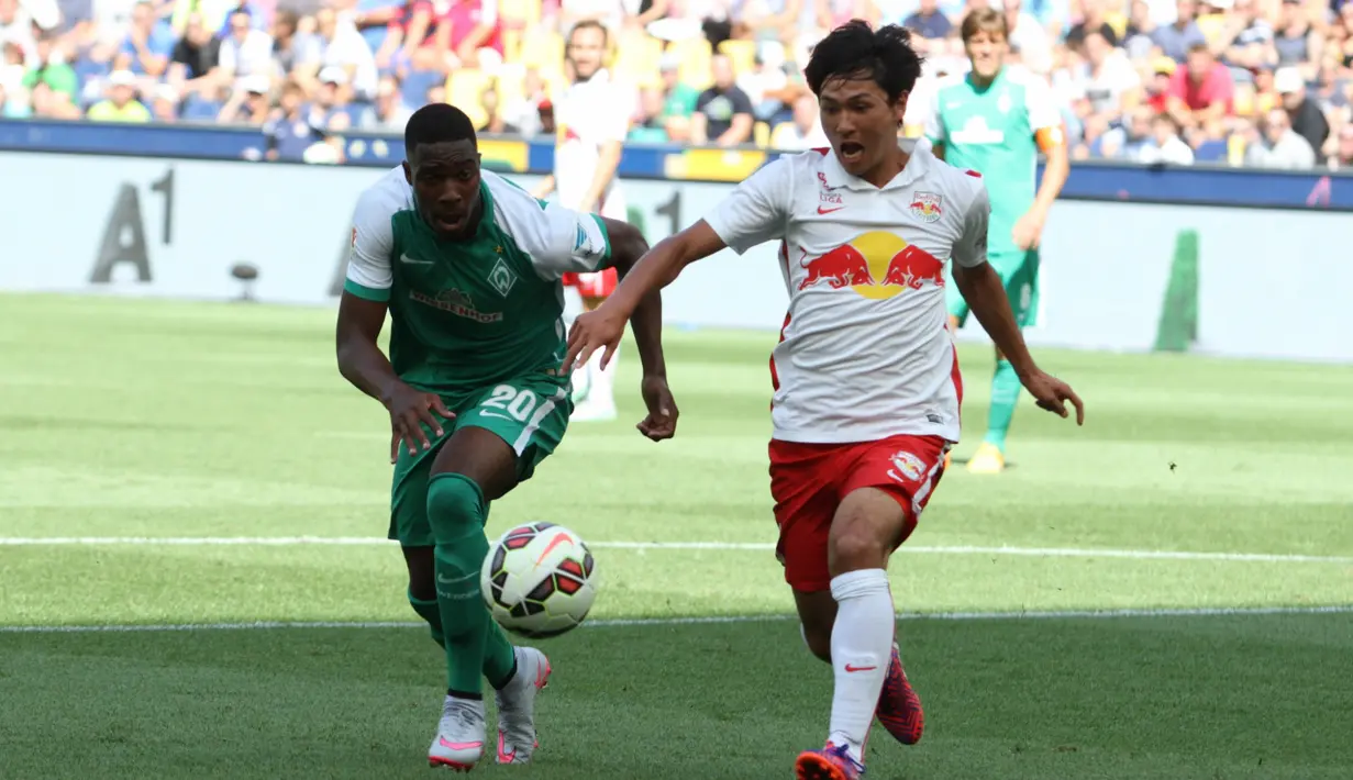 Gelandang serang RB Salzburg asal Jepang, Takumi (kanan) kesulitan menghadapi pertahanan tangguh dari Cedric Makiada. (Bola.com/Reza Khomaini)