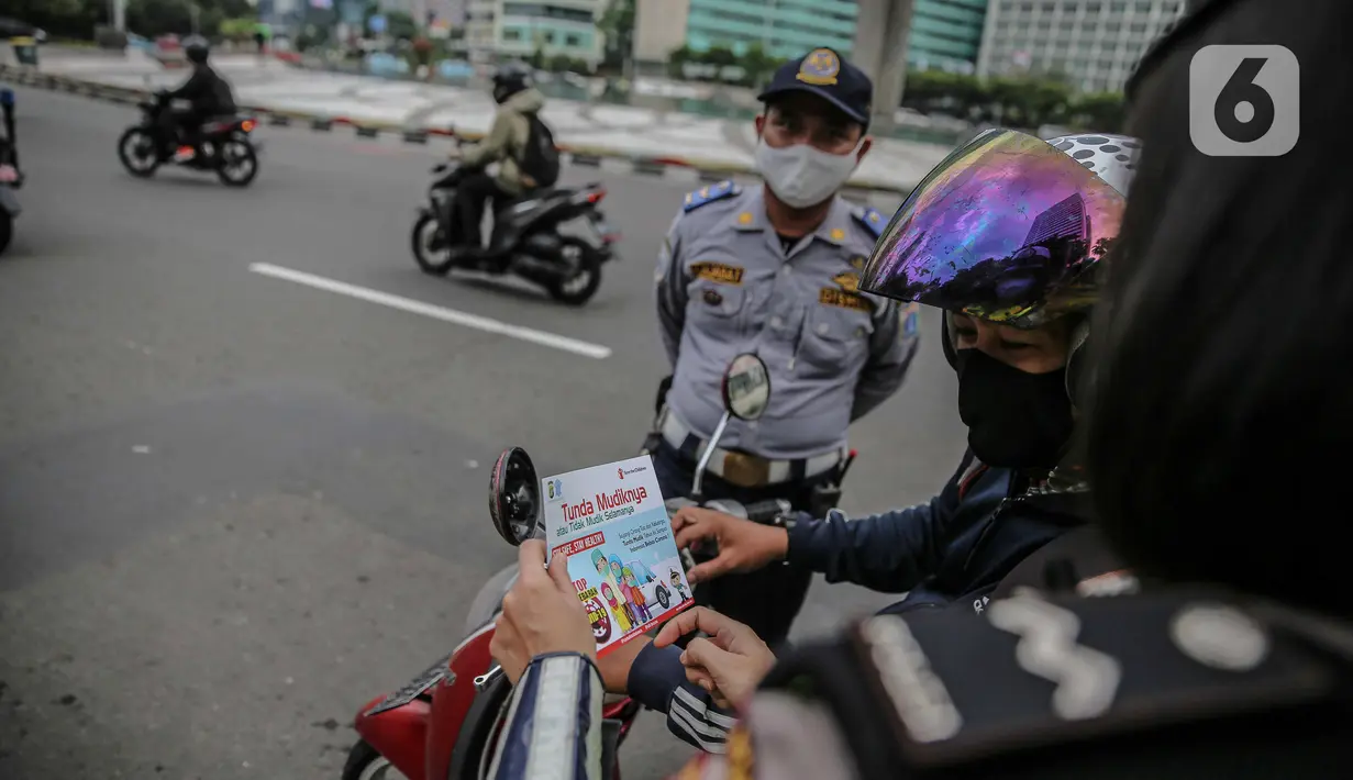 Pengendara memperhatikan saat polisi melakukan sosialisasi larangan mudik kepada pengguna jalan di kawasan Bundaran HI, Jakarta, Rabu (6/5/2020). Sosialisasi tersebut dilakukan demi memutus mata rantai penyebaran virus corona COVID-19 dari satu wilayah ke wilayah lain. (Liputan6.com/Faizal Fanani)