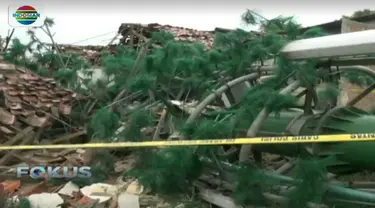 Sebuah tower setinggi 12 meter milik salah satu provider telepon seluler roboh dan menghancurkan tiga rumah warga.