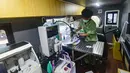 Dokter hewan memeriksa kucing peliharaan warga pada mobil Klinik Hewan Keliling di halaman Kantor Kelurahan Srengseng sawah, Jakarta Selatan, Rabu, 15/ Juli 2026. (KLY/ Arie Basuki)