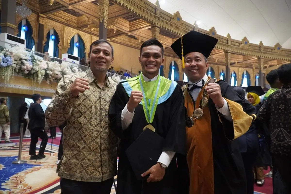 Pemain Persib Bandung Rachmat Irianto mengikuti proses wisuda di Unesa. (Istimewa)